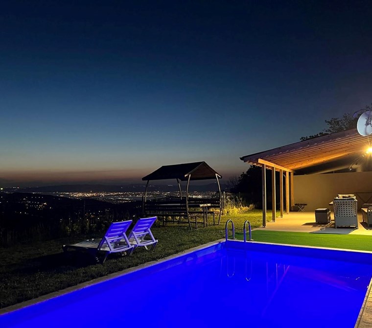 Başiskele Servetiye Karşı’da — 5 Adet 1+1 Havuzlu Müstakil Villa – Turizm Ruhsatlı – 5.600 m² Arsa Ü