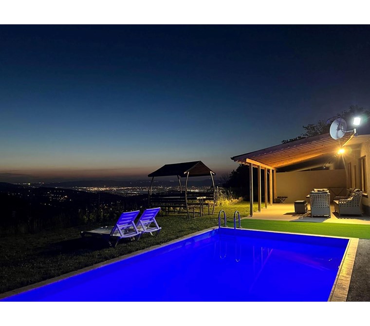 Başiskele Servetiye Karşı’da — 5 Adet 1+1 Havuzlu Müstakil Villa – Turizm Ruhsatlı – 5.600 m² Arsa Ü