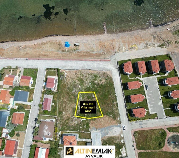 ALTIN EMLAKTAN AYVALIK CUNDA ADASINDA DENİZ MANZARALI EŞSİZ ARSA