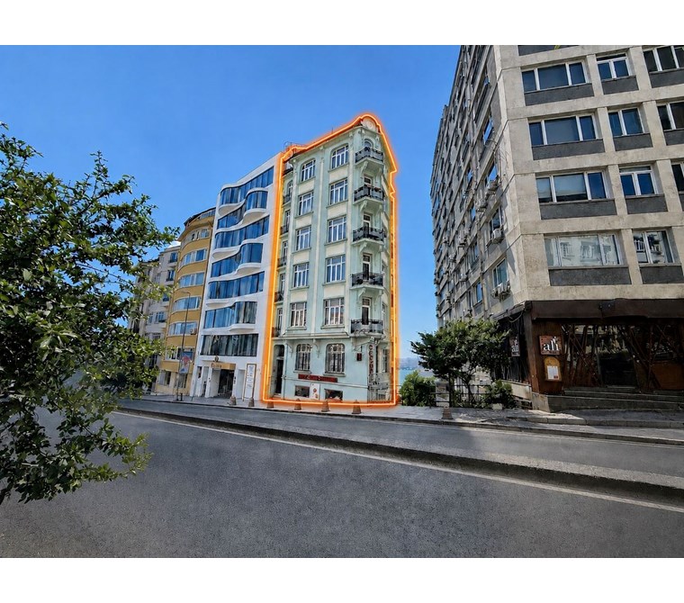 Beyoğlu İnönü Caddesi'nde Komple Satılık 7 Katlı Bina