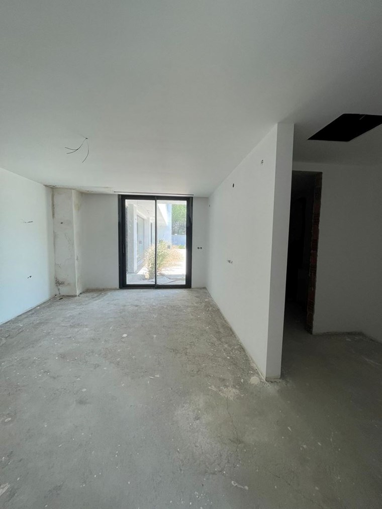 İzmir Menderes Küner'de Natamam Müstakil Ev ve 2000m2 Arsa