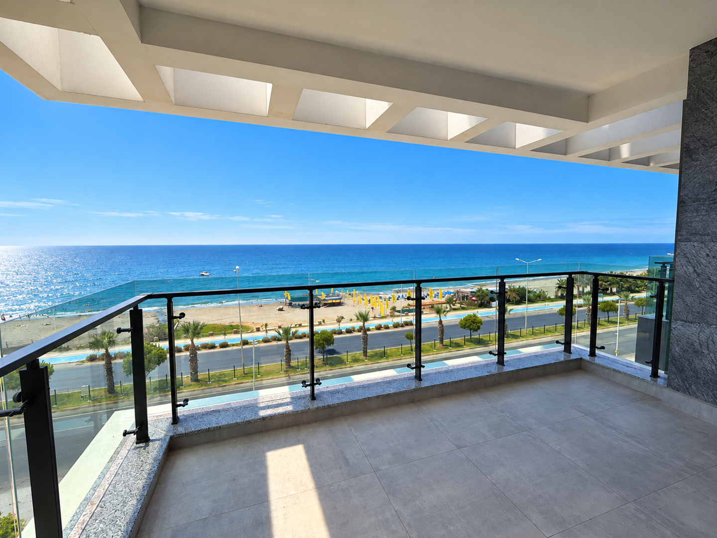 ALANYA MAHMUTLAR’DA DENİZE SIFIR ÖN CEPHE PANORAMİK DENİZ MANZARALI 2+1 DAİRE