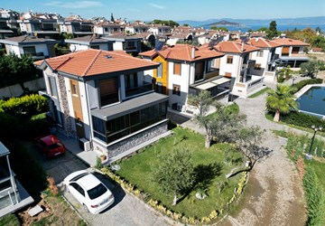AYVALIK SAHİLKENTTE HAVUZLU SİTEDE SATILIK 5+2 LÜKS VİLLA