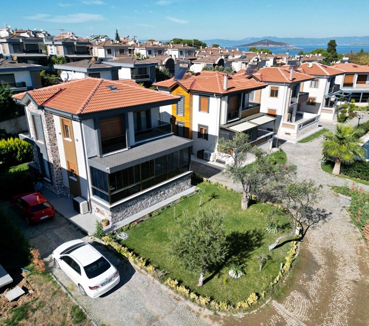 AYVALIK SAHİLKENTTE HAVUZLU SİTEDE SATILIK 5+2 LÜKS VİLLA