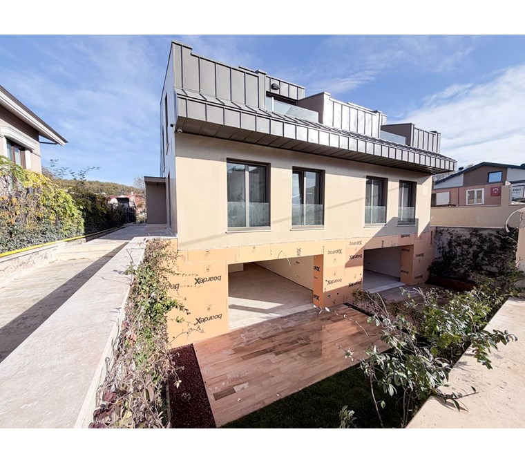 USKUMRUKÖY'DE TÜNELE YAKIN KONUMDA 225m² 4+1 SATILIK İKİZ VİLLA