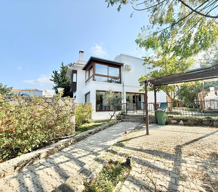 Bellapaiste esk yakin konumda 4 yatak odali havuzlu kiralik villa