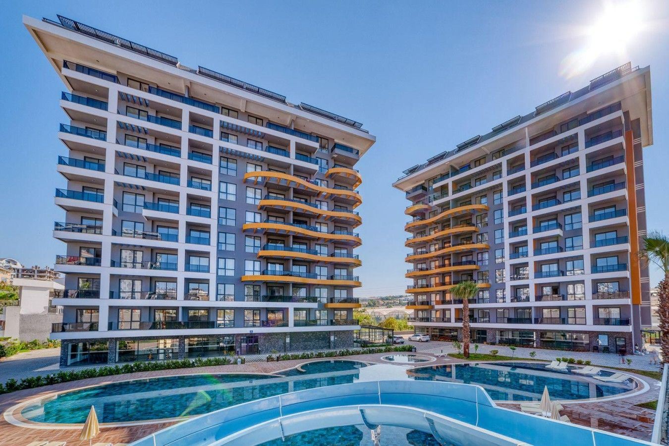 ALANYA AVSALLAR’DA DENİZE 800 M HAVUZ MANZARALI 1+1 DAİRE