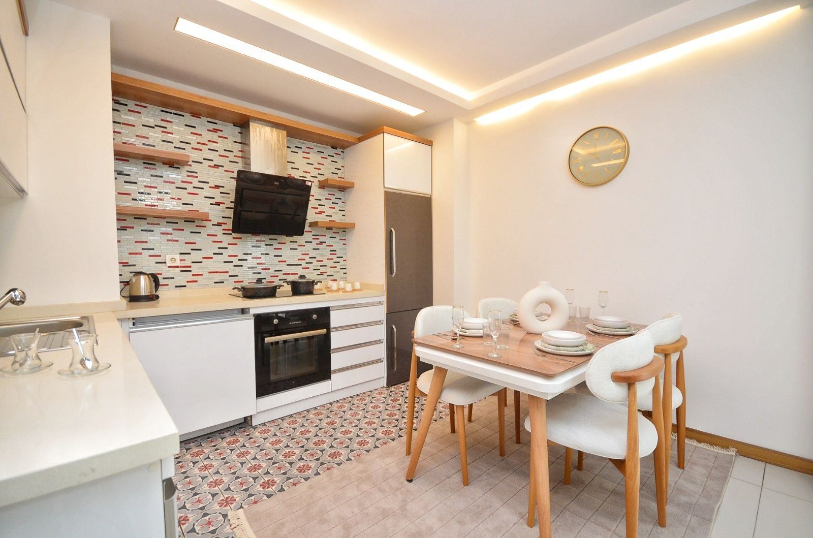ALANYA MAHMUTLARDA ULTRA LÜKS EŞYALI MERKEZİ KONUMDA 1+1 SATILIK DAİRE
