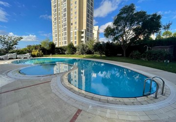 Bahçeşehir Uphill Court'da Satılık 1+1 Geniş Daire
