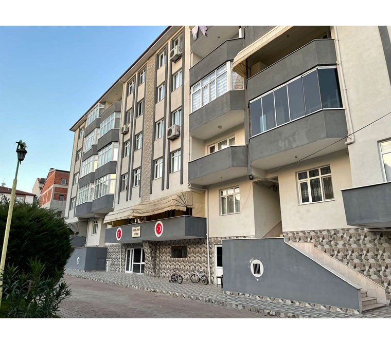KÖRFEZ GÜNEY MAHALLESİ YONCA SOKAKTA 3+1 EŞYALI KİRALIK DAİRE