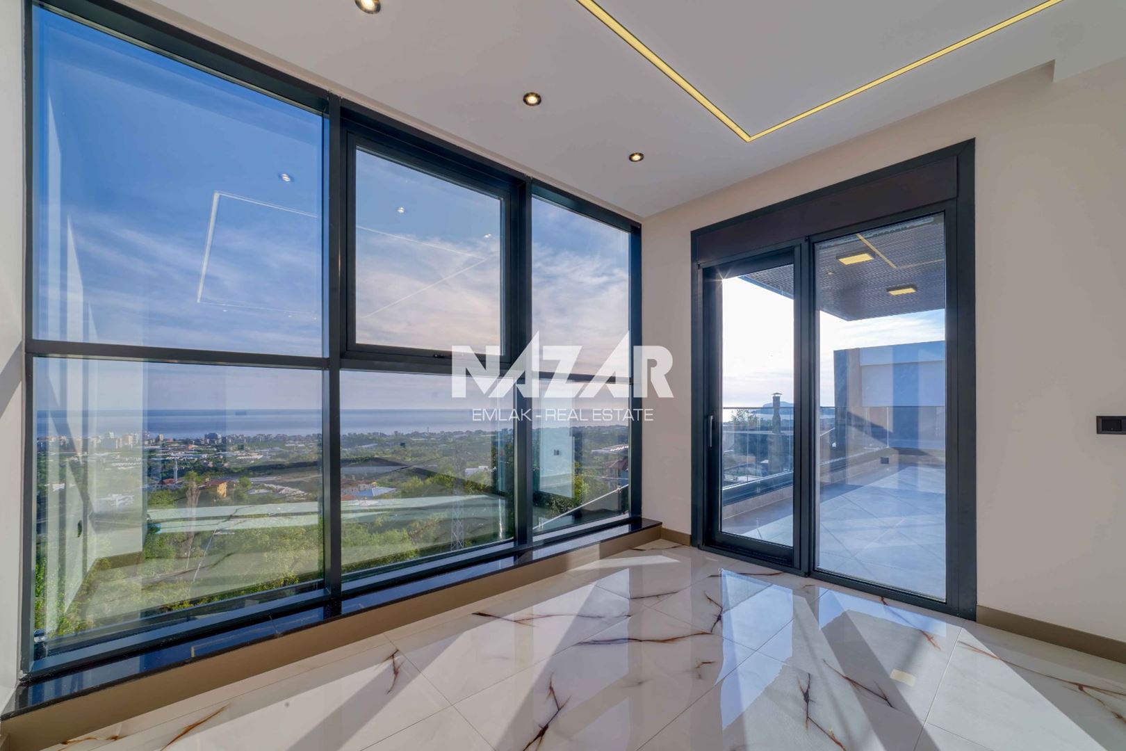 Alanya Kestel Yaylalı’da Deniz ve Kale Manzaralı 4+1 Villa 275 m2