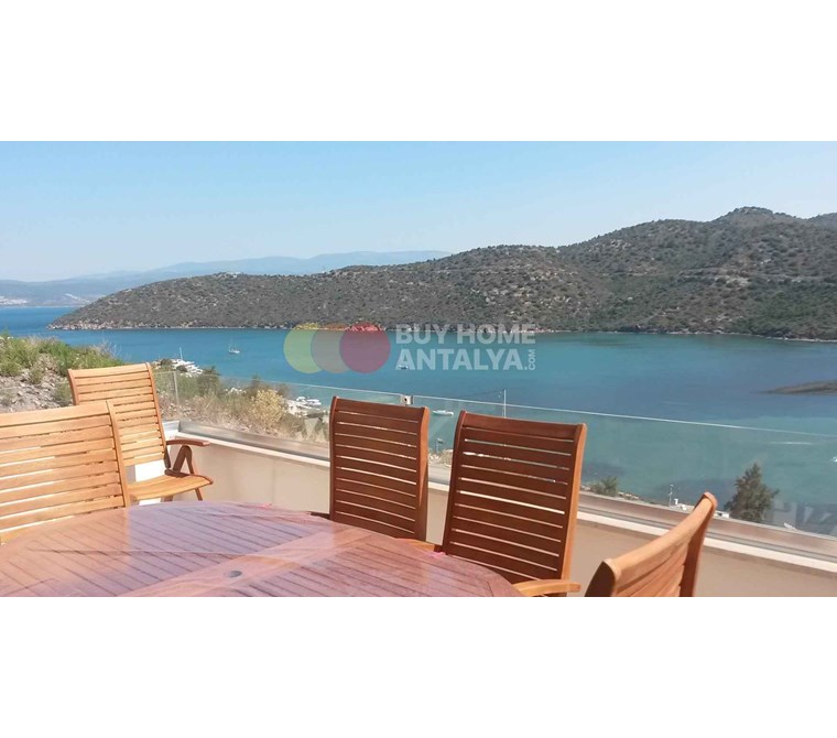 Bodrum'da Deniz Manzaralı ve Havuzlu Site İçerisinde Müstakil Bahçeli 4 Odalı Satılık Villa