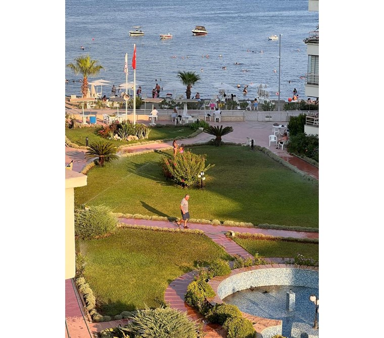 MÜJGAN EMLAK'TAN SİTELER'DE DENİZE SIFIR EŞYALI KİRALIK DAİRE