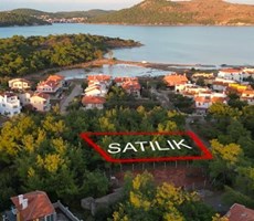 ALTIN EMLAKTAN AYVALIK KÜÇÜKKÖYDE SATILIK VİLLA ARSASI
