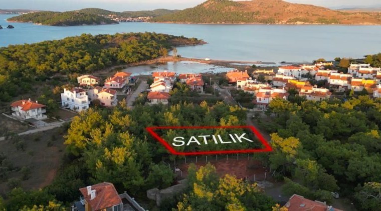 ALTIN EMLAKTAN AYVALIK KÜÇÜKKÖYDE SATILIK VİLLA ARSASI