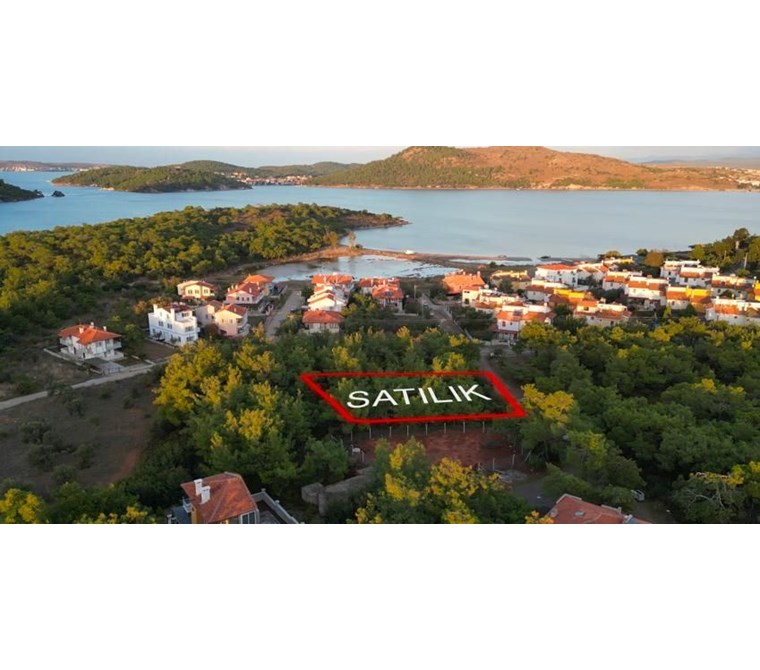 ALTIN EMLAKTAN AYVALIK KÜÇÜKKÖYDE SATILIK VİLLA ARSASI