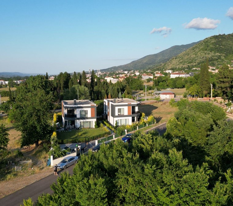 KARTEPE ETEKLERİNDE DOĞA İLE İÇ İÇE 2 ADET ÖZEL TASARIM VİLLA...
