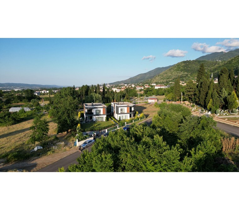 KARTEPE ETEKLERİNDE DOĞA İLE İÇ İÇE 2 ADET ÖZEL TASARIM VİLLA...