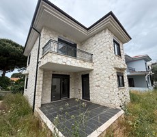 ALTIN EMLAKTAN AYVALIK ÇAMLIK-LAKADA SATILIK 3+1 SIFIR VİLLA