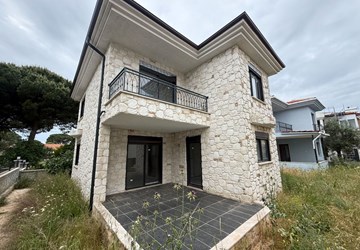 ALTIN EMLAKTAN AYVALIK ÇAMLIK-LAKADA SATILIK 3+1 SIFIR VİLLA