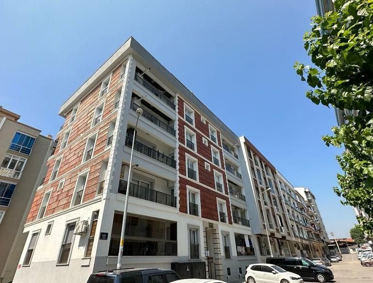 Karşıyaka Yeni Girne Caddesi Yakını Eşyalı Kiralık 1+1 Daire