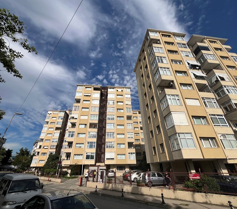 Spacious and airy 3+1 apartment for sale in Maltepe Adatepe Ateş Sitesi. See it now, it's a great op