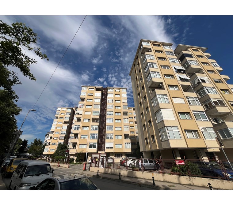 Maltepe Adatepe Ateş Sitesi'nde geniş ve ferah 3+1 daire satılık. Hemen görün, harika bir fırsat!