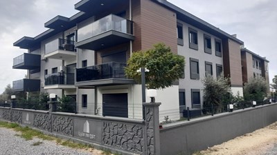 REALTY WORLD EFESTEN MENDERES CADDESİNDE SATILIK 2+1 DAİRE
