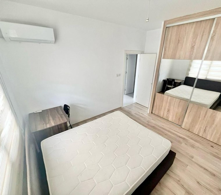 Küçük Kaymaklı bölgesinde, merkezi bir lokasyonda bulunan satılık modern ve konforlu 2+1 daire