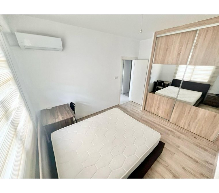 Küçük Kaymaklı bölgesinde, merkezi bir lokasyonda bulunan satılık modern ve konforlu 2+1 daire