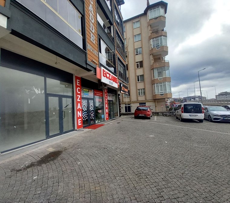 DEĞİRMENDERE'DE YENİ HASTANE KARŞISI ANA YOLA CEPHE 102 M² KİRALIK SIFIR DÜKKAN