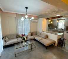 FETHİYE TAŞYAKA’DA EŞYALI, HAVUZLU, BAHÇELİ, YERDEN ISITMALI 2+1 TERS DUBLEKS DAİRE