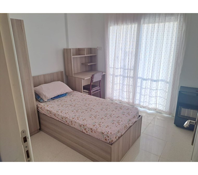 LEFKEDE ÜNİVERSİTE ARKA KAPISINA YAKIN UYGUN FİYATA 2+1 EŞYALI KİRALIK DAİRE