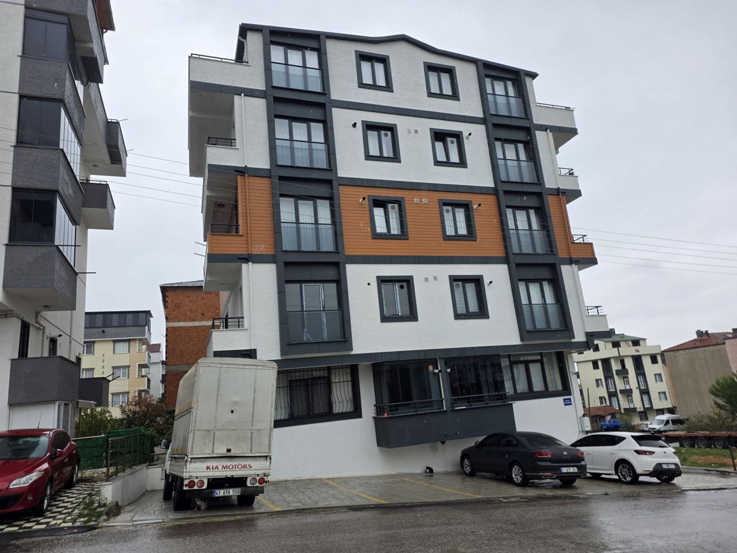 ÇAYIROVA EMEK MAHALLESİNDE MERKEZİ KONUMDA SATILIK 2+1 DAİRE