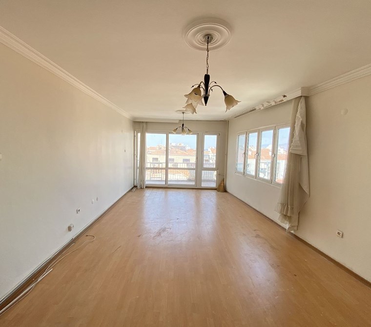 Göztepe'de Caddeye Yakın Satılık Köşe Daire
