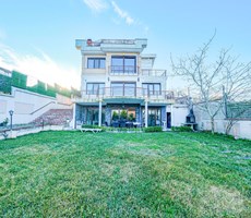 ZEKERİYAKÖY'DE 606 m² ARSA İÇERİSİNDE SATILIK 8+2 GENİŞ MÜSTAKİL VİLLA