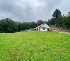 Başiskele Servetiye’de Özel Havuzlu, Tek Katlı 3+1 Eşyalı Villa – 1.800 m² Bahçe İçinde