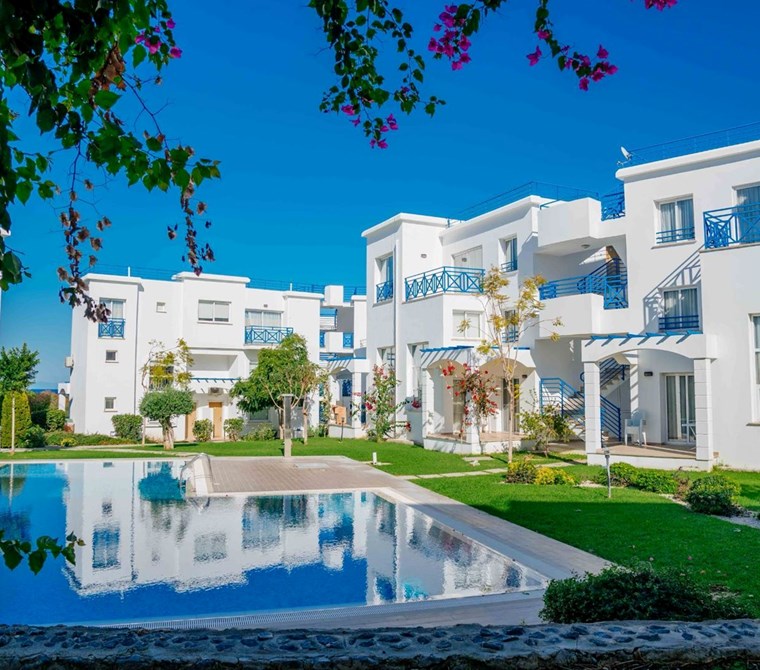 KIBRIS GİRNE ALSANCAK'TA SATILIK 1+1 DAİRE, EŞYALI, SİTE İÇİNDE, ORTAK HAVUZLU VE DENİZE YAKIN