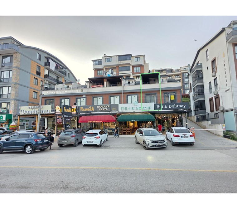 İzmit Yeşilova’da, Boğazova Caddesi’ne Cepheli 1+1 Eşyalı Kiralık Daire