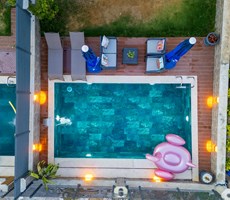 Foça da Havuzlu ve Şömineli Full Eşyalı Satılık Villa