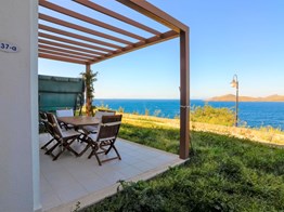 Bodrum Yalıkavak'ta Denize Sıfır 3+1 Manzaralı Bahçe Katı Daire