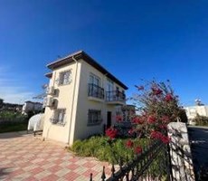 DENİZ KENARINDA GENİŞ VERANDALI VİLLA