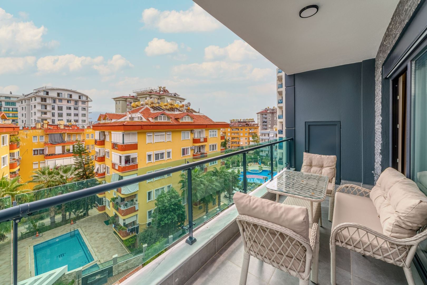ALANYA GÜLLERPINARI’NDA MERKEZİ KONUMDA ULTRA LÜKS EŞYALI 2+1 SATILIK DAİRE · 7 · Fotoğraflar