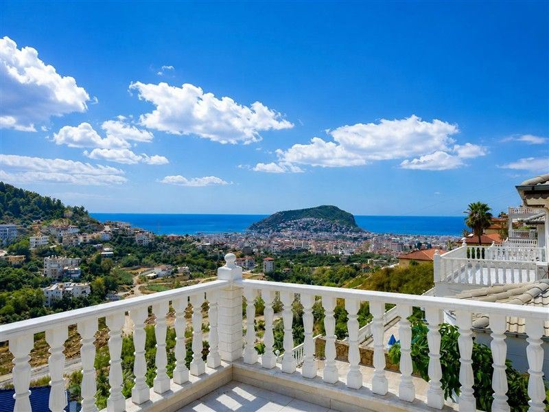 ALANYA TEPE’DE MUHTEŞEM ŞEHİR VE DENİZ MANZARALI ÖZEL HAVUZLU 4+2 VİLLA