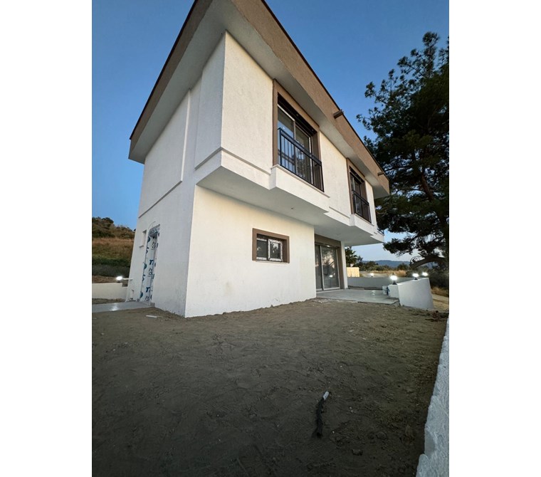 Kuşadasi Soğucakta Müstaki̇l,ai̇datsiz Özel Havuzlu Sifir Vi̇lla