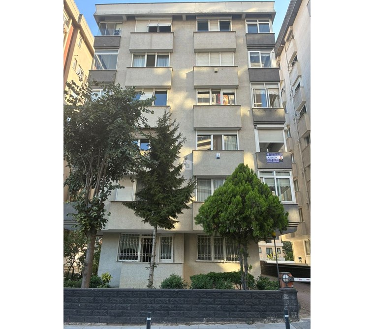 Caddebostan Topağaç Sokak’ta 3+1 Kiralık Daire – Eşyalı veya Eşyasız Seçenekli