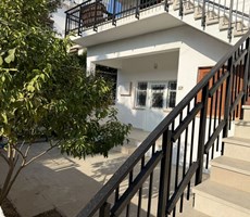 LEFKOŞA KUMSALDA KİRALIK ZEMİNKAT BAHÇELİ FULL EŞYALI 3+1 DAİRE TİCARİ VEYA NORMAL KİRALIK