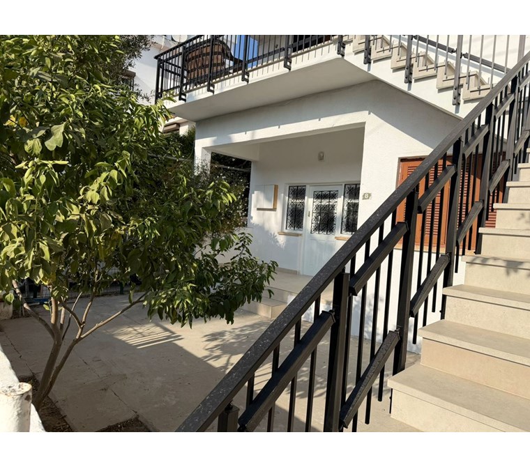 LEFKOŞA KUMSALDA KİRALIK ZEMİNKAT BAHÇELİ FULL EŞYALI 3+1 DAİRE TİCARİ VEYA NORMAL KİRALIK