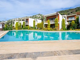 Gümüşlükte Denize 300 m.Havuzlu Sitede Deniz Manzaralı 2+1 Daire