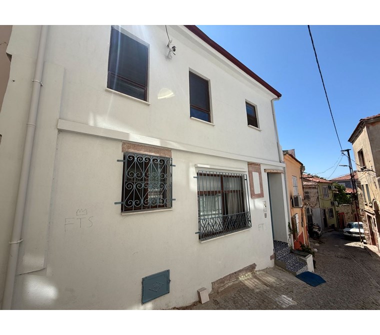 ALTIN EMLAKTAN AYVALIKTA SATILIK BAHÇELİ MASRAFSIZ RUM EVİ